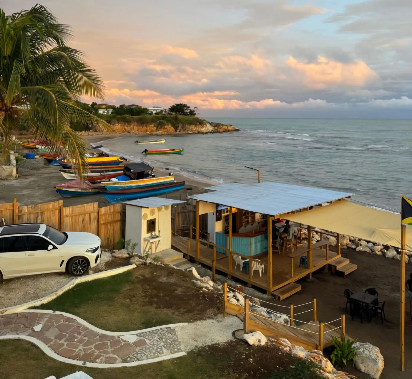 Situated right on one of the main entrances to Billy’s Bay, Ki’s is ideally located to see Treasure Beach life in motion.